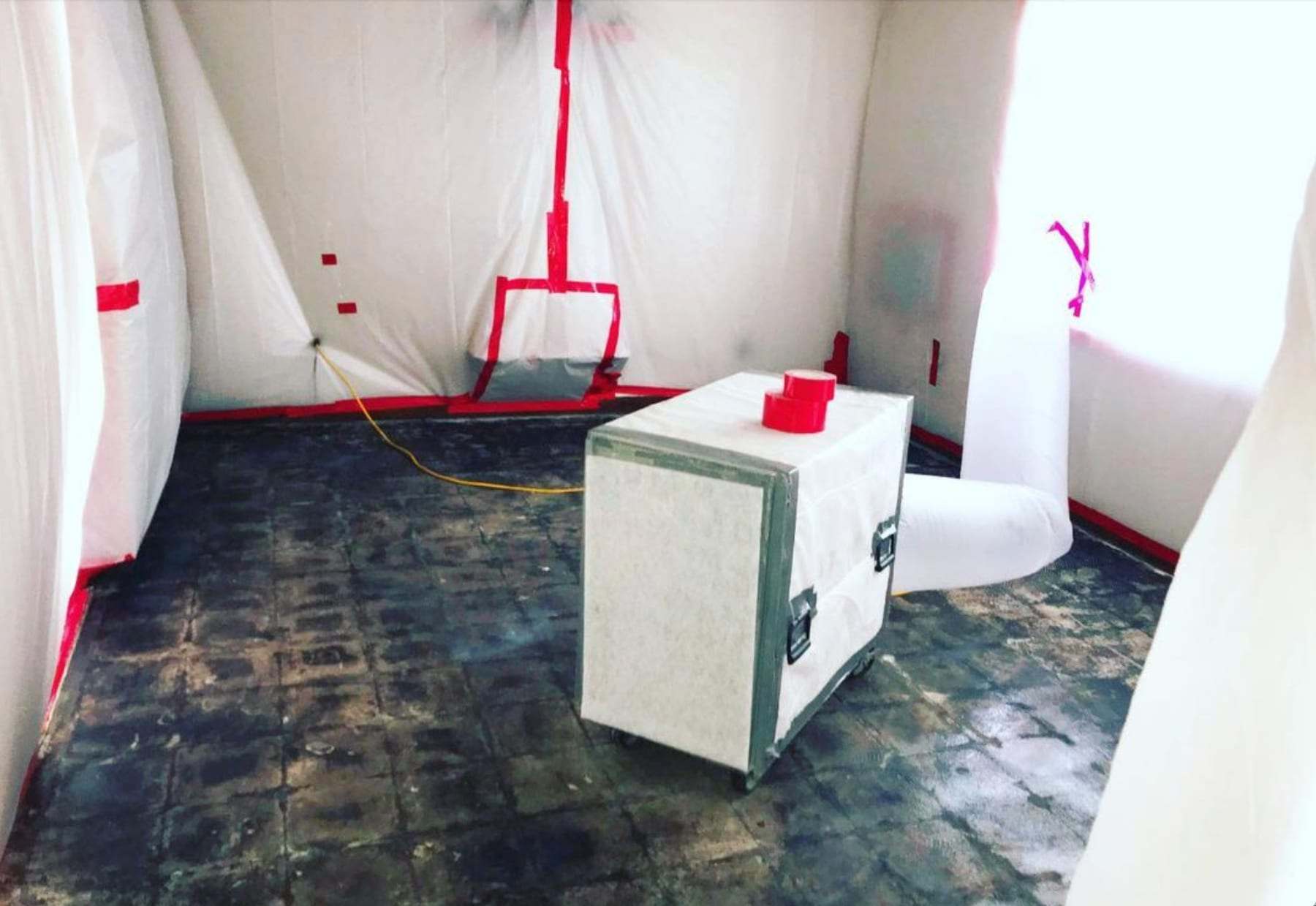 Plastic mold containment with an air scrubber running inside